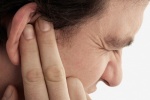 Mụn mọc trong tai có nguy hiểm?