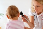 Trẻ bị nhiễm trùng tai liên tục có nên dùng kháng sinh?