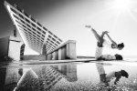 Đắm mình với bộ ảnh kết hợp độc đáo giữa yoga và kiến trúc thành phố 