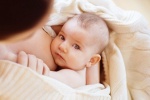 Infographic: Sữa mẹ có các lợi ích lâu dài gì với trẻ nhỏ?
