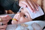 Sốt xuất huyết và sốt virus: Trẻ bị sốt khi nào cần đi viện?