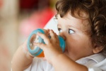 Trẻ dưới 1 tuổi có nên uống nước trái cây?