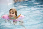 Làm sao bảo vệ trẻ khỏi các vi khuẩn gây bệnh ở bể bơi?