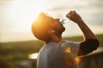 Tại sao bạn nên uống nhiều nước dù không thấy khát?