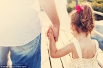 Những ông bố có con gái thường giàu có, sống lâu và hào phóng hơn
