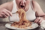 Nên làm gì để giảm khó chịu khi ăn quá nhiều?