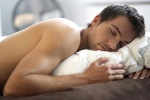 Vì sao nam giới nhanh chìm vào giấc ngủ sau khi làm “chuyện ấy”?