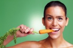 Uống nước ép cà rốt và ăn cà rốt có giúp ngăn ngừa đục thủy tinh thể?