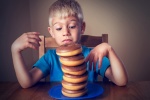 10 thực phẩm cần tránh cho trẻ bị tăng động