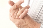 Đau nhức ngón tay khi nằm điều hòa lạnh là bệnh gì?