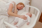 Có nên cho trẻ nhỏ ngủ chung với bố mẹ?