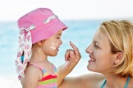 Trẻ em có thể dùng kem chống nắng của người lớn không?
