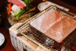 Dùng than xưa rồi, nướng thịt bằng đá muối Himalaya mới là sành ăn!