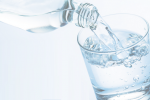 Nước khoáng có nhiều lợi ích sức khỏe, nhưng cần cẩn thận khi uống 