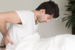  Tại sao nằm nhiều trên giường lại gây đau lưng?