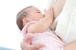Trẻ bú sữa mẹ có cần bổ sung thêm vitamin không?