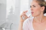 Uống đủ nước để loại bỏ độc tố ra khỏi cơ thể