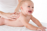 Cách massage cho trẻ sơ sinh giúp bé ăn ngon, ngủ ngoan