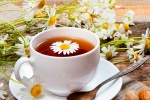 Uống trà hoa cúc giúp giảm táo bón ở trẻ