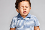 Trẻ hắt hơi liên tục là do dị ứng hay cảm lạnh?