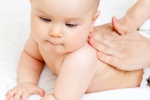 Infographic: Tại sao cần cẩn thận khi chăm sóc da cho trẻ sơ sinh?