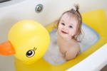 Infographic: Hướng dẫn cách tắm an toàn cho trẻ sơ sinh