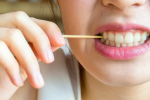 Video: Vì sao bạn nên từ bỏ thói quen dùng tăm xỉa răng?