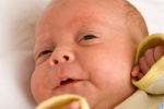 Tại sao trẻ sơ sinh lại ngủ mở mắt? 