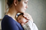 Làm gì để chữa trầm cảm sau sinh mà không ảnh hưởng đến sữa mẹ?