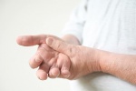 6 nguyên nhân khiến bạn bị run tay khó kiểm soát