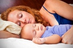Ngủ cùng cha mẹ, 133 bé sơ sinh chết mỗi năm