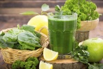Tự làm smoothie từ rau xanh và trái cây mọng nước để thải độc sau Tết