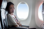 Bí quyết ngủ ngon khi đi máy bay: Hãy mang theo những vật dụng này