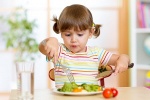 Làm sao để giúp bé ăn nhiều rau quả hơn?
