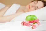 Infographic: Làm sao để có thể giảm cân trong khi ngủ?