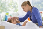 Chăm sóc trẻ sốt xuất huyết tại nhà: 3 sai lầm cha mẹ thường mắc phải