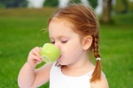 Cho trẻ uống trà có lợi gì?