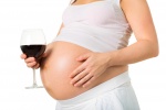 Vì sao phụ nữ mang thai không nên uống rượu bia?