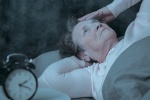 Người già ngủ không ngon giấc: Điều trị thế nào?