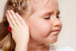 Trẻ bị viêm tai giữa: Cách giảm đau và phòng ngừa tái phát