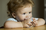 7 dấu hiệu cho thấy trẻ bị mất nước