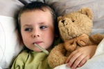 Trẻ bị sốt đêm: Nguyên nhân và cách hạ sốt cho trẻ