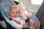 Trẻ bị viêm tai đi máy bay có an toàn không? 