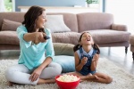 Vừa ăn vừa xem tivi có hại gì? 