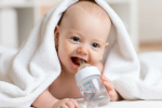 Cho trẻ sơ sinh uống nước có sao không?