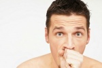 Có vị kim loại trong miệng có phải do suy thận?