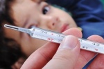 Trẻ bị sốt virus: Triệu chứng điển hình bố mẹ cần biết