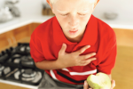 Trẻ bị đau ngực và buồn nôn là bệnh gì?