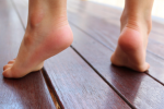 Trẻ đi bằng ngón chân có bình thường? 