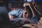 Video: Thức khuya gây hại cho sức khỏe thế nào?